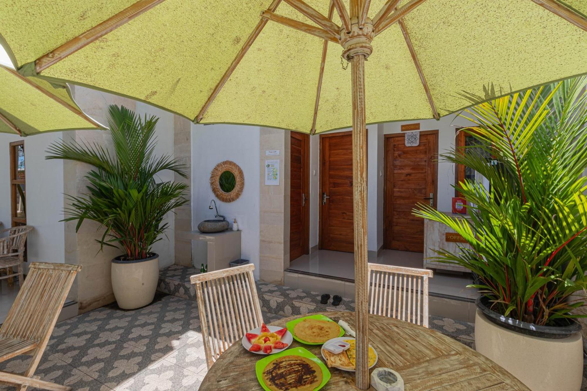 Seven Angels Villa And Hostel Toyapakeh Exterior foto