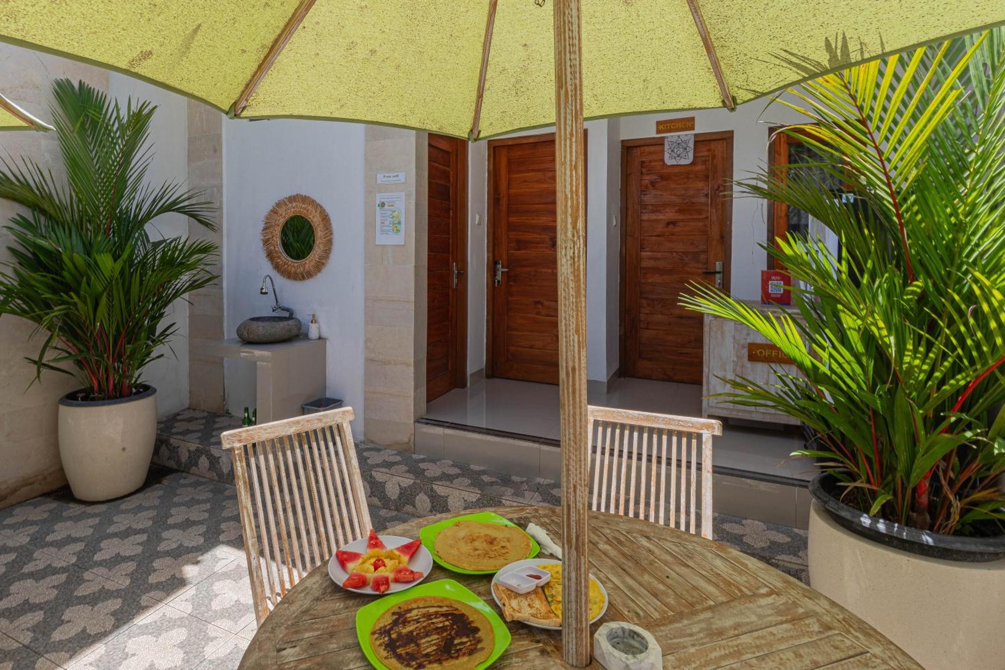 Seven Angels Villa And Hostel Toyapakeh Exterior foto